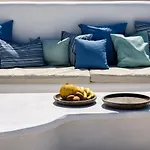 Hara's In , Paros