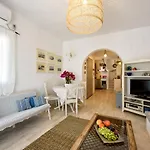 Hara's In , Paros * ナウサ