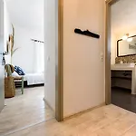 Hara's In , Paros ナウサ
