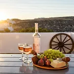 Hara's In , Paros