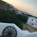 Hara's In , Paros