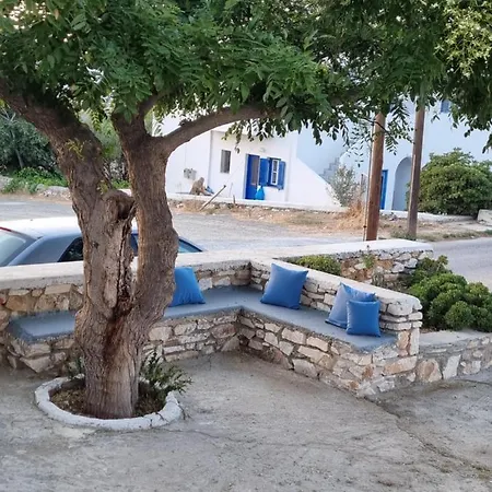 Nyaraló Hara's In , Paros