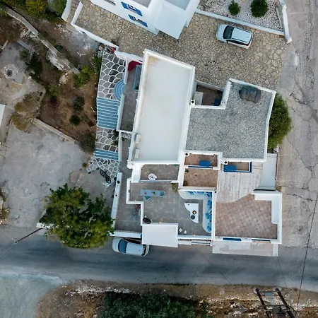 Nyaraló Hara's In , Paros