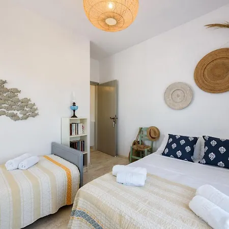 Hara's In , Paros