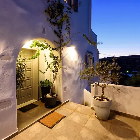 Nyaraló Hara's In , Paros Náusza