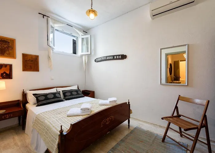 Hara's In , Paros * Науса