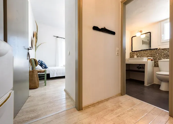 Hara's In , Paros Науса