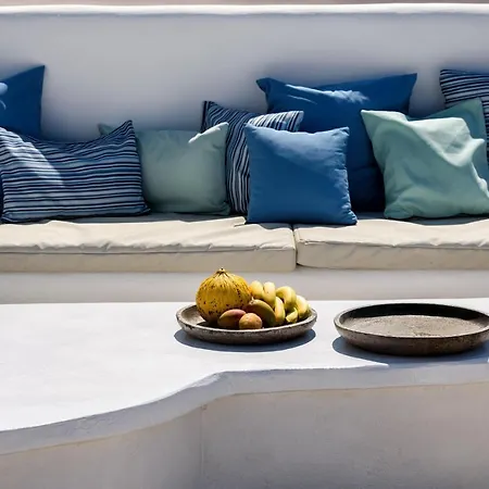 Hara's In , Paros