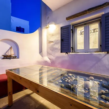 Hara's In , Paros Νάουσα